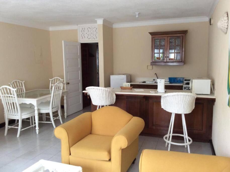 Lush Tropical Apartment Located In A 4-Star Resort ランアウェイ・ベイ エクステリア 写真