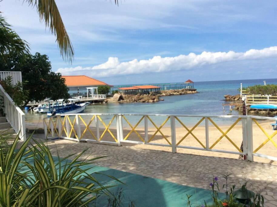 Lush Tropical Apartment Located In A 4-Star Resort ランアウェイ・ベイ エクステリア 写真