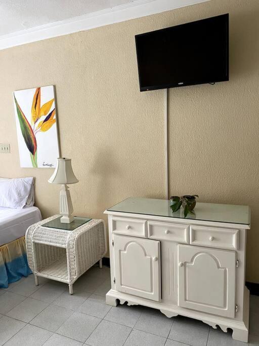 Lush Tropical Apartment Located In A 4-Star Resort ランアウェイ・ベイ エクステリア 写真