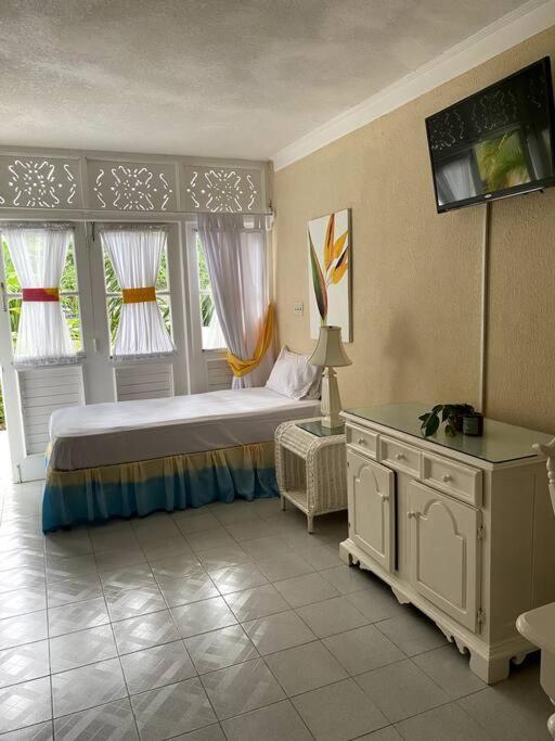 Lush Tropical Apartment Located In A 4-Star Resort ランアウェイ・ベイ エクステリア 写真