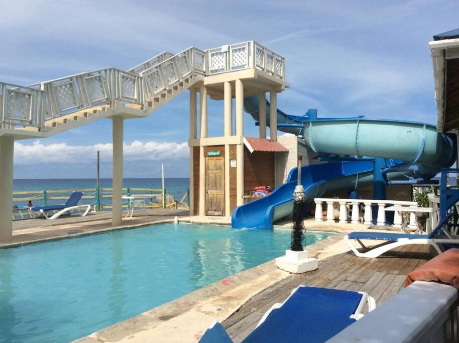 Lush Tropical Apartment Located In A 4-Star Resort ランアウェイ・ベイ エクステリア 写真